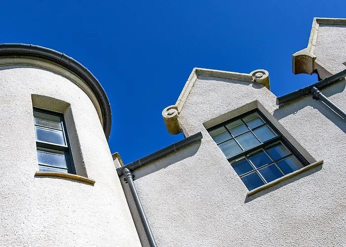 Beach hotel: House Of The Northern Gate - A Luxury Baronial House That Sleeps 18 Guests In 9 Bedrooms