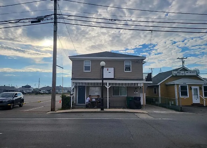 12 Ashworth Ave Suites
