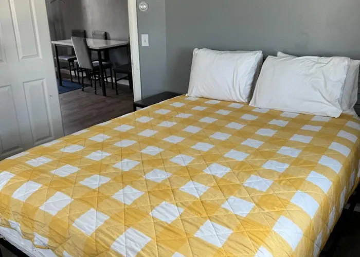 12 Ashworth Ave Suites