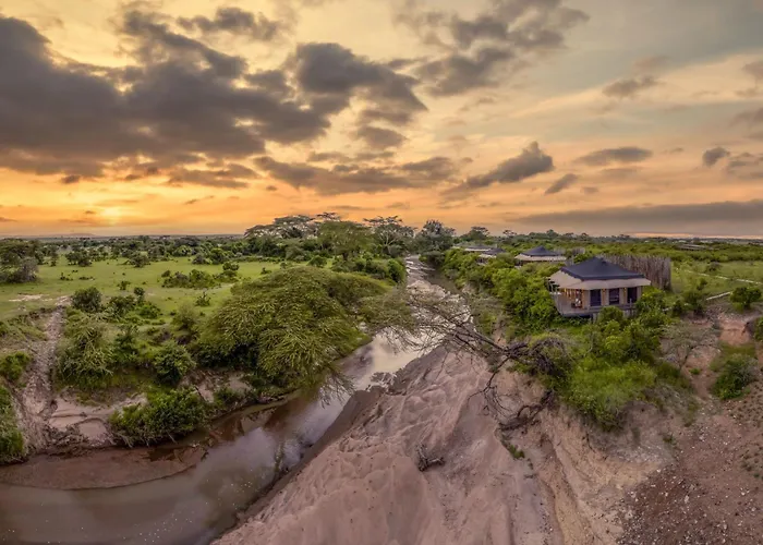 Hotel with pool: Jw Marriott Masai Mara Lodge