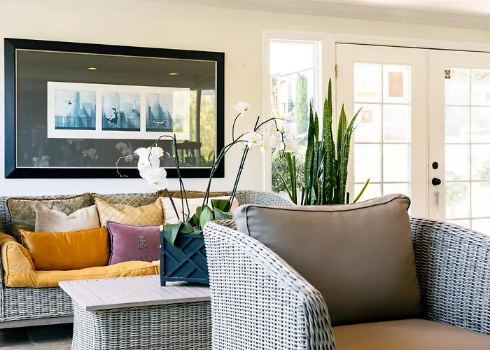 Seaside Laguna Inn & Suites