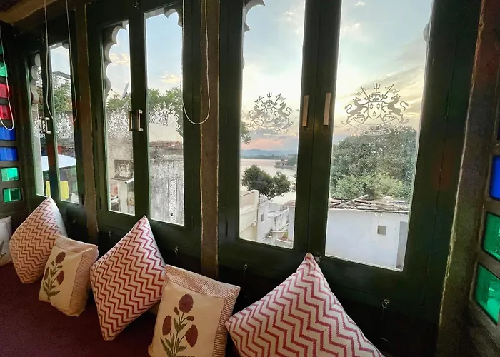 Cheap hotel: Sheeshmahal By Oladar