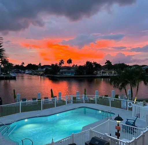 Hotels with tennis Aloha Apartments On The Intracoastal-Walk To The Beach