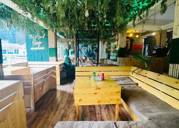 Pension Guide Mad King'S House & Cafe