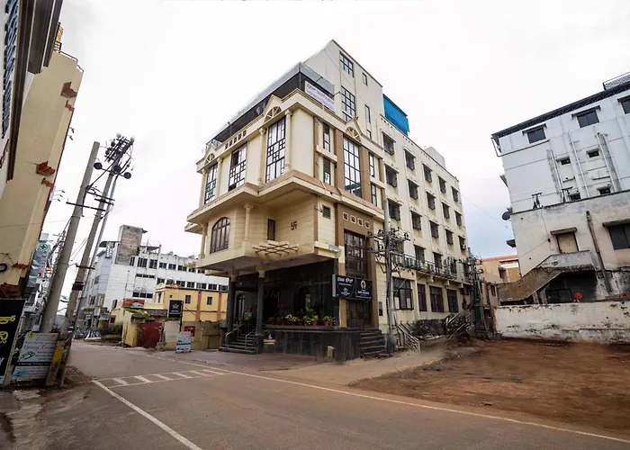 Cheap hotel: Hotel Vyshak International