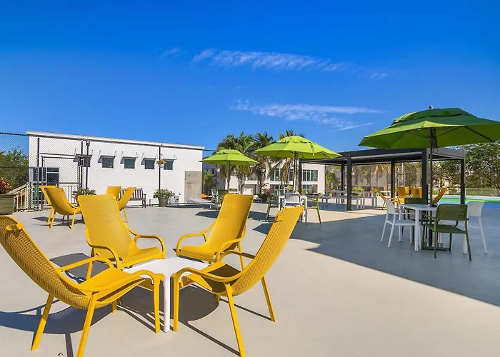 Cheap hotels Naples Park Central