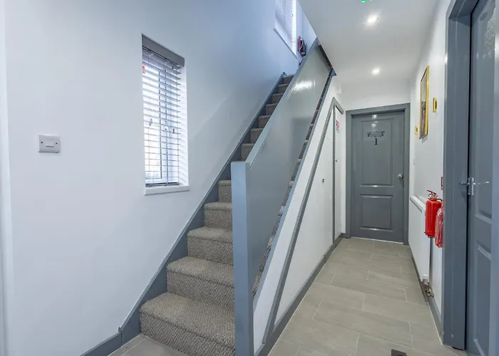 Premium Serviced Accommodation Nottingham - All Ensuite Rooms Or Whole House - Near Train Station, City Centre & Trent Bridge - Fast Free Wifi - Parking