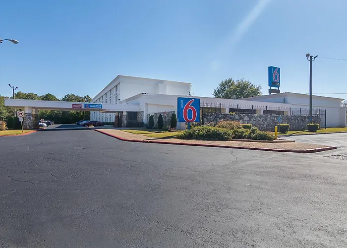 Pet Friendly hotel: Motel 6-Decatur, Ga