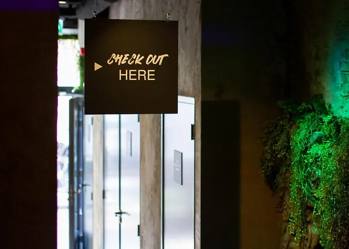  This HoTel