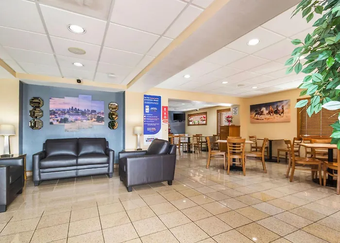 Econo Lodge Inn & Suites I-35 At Shawnee Mission