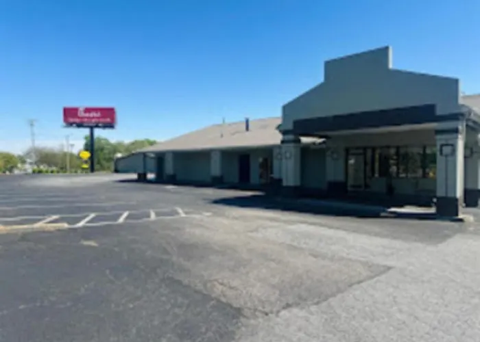 Hotel with pool: Governors Inn Shelby