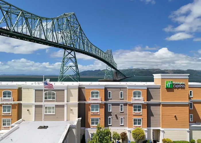 Hotel with view: Holiday Inn Express Hotel & Suites Astoria By Ihg