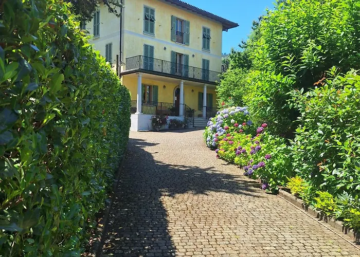 Camelia, Our Room With Lake View, Private Bathroom And Dedicated Parking At The Villa Isabella