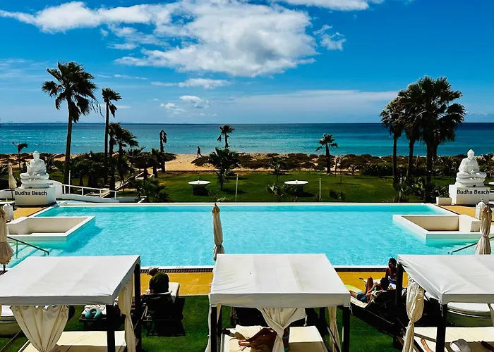 Hotel with pool: Hotel Livvo Budha Beach