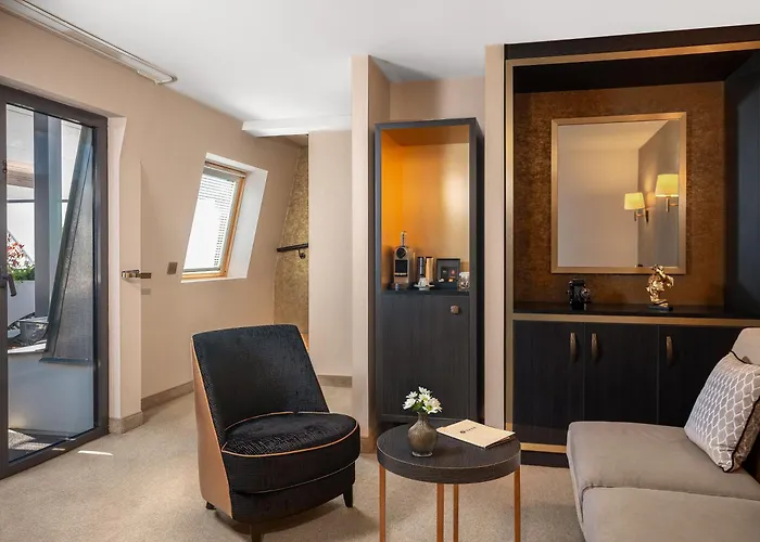 5 star hotel: Niepce Paris, Curio Collection By Hilton