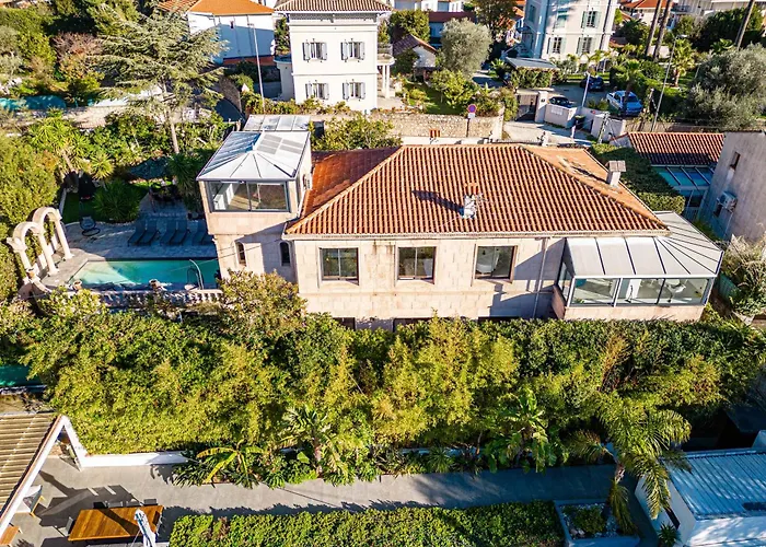 Villa: Villa Jaliel I Cannes French Riviera I 270m2 I Spa I 10 minutes du centre-ville I 12 personnes