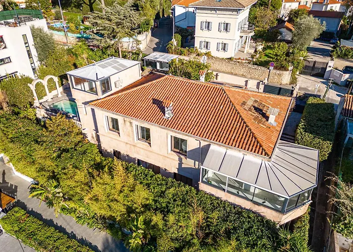Villa: Villa Jaliel I Cannes French Riviera I 270m2 I Spa I 10 minutes du centre-ville I 12 personnes
