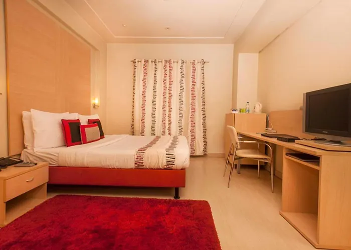 Hotel with pool: Avalon Courtyard Residence Suites