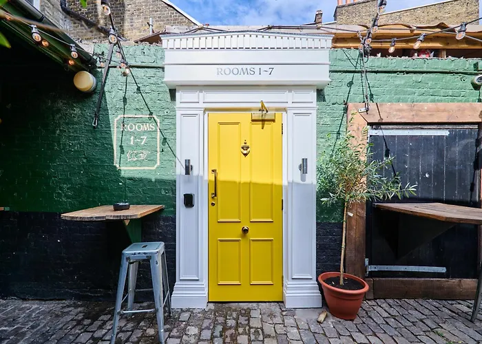 Holidays home Crown Pub & Guesthouse