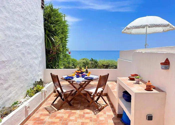 Hotel de playa: Charming Algarvianoceanfront Townhouse By Becherish