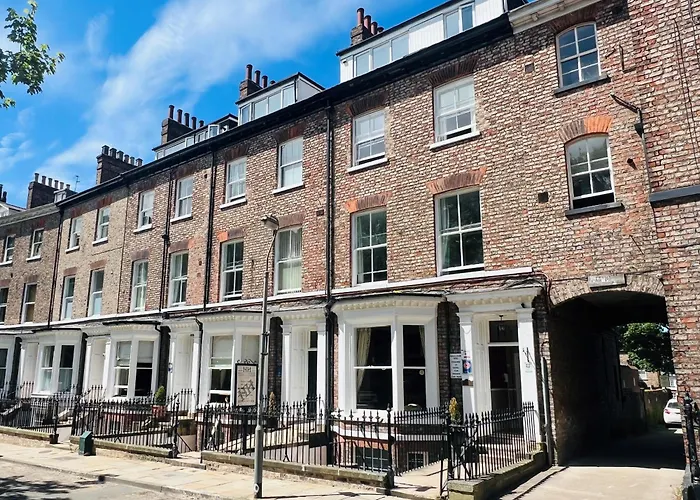 Hedley House & Apartments