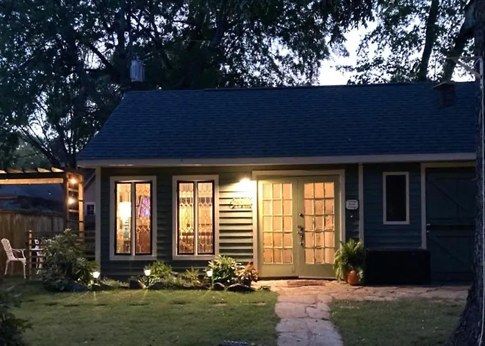 Jacuzzi hotel: Rosemont B&B Cottages