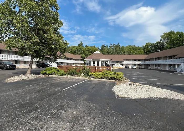 Motel: Travelodge By Wyndham Mackinaw City