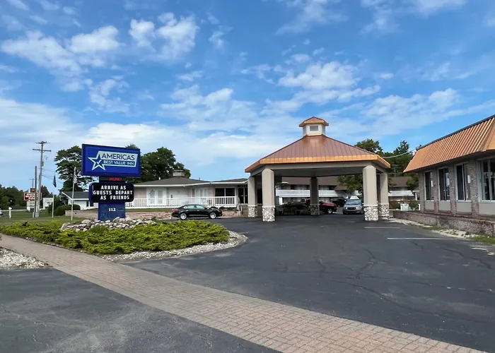 Motel: Travelodge By Wyndham Mackinaw City