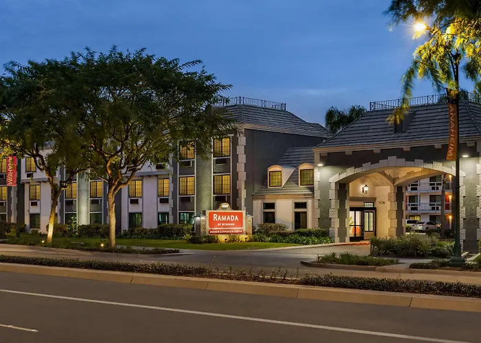 Jacuzzi hotel: Ramada By Wyndham Anaheim Convention Center