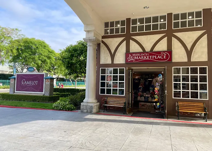 Central hotel: Anaheim Camelot Inn & Suites