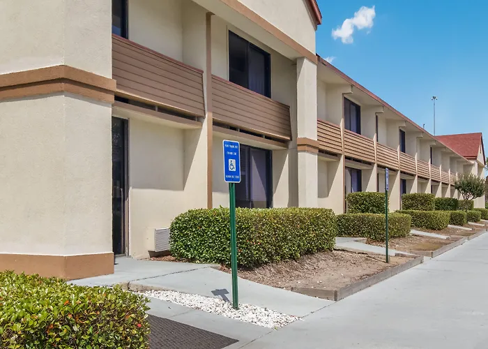 Motel: Red Roof Inn & Suites Brunswick I-95