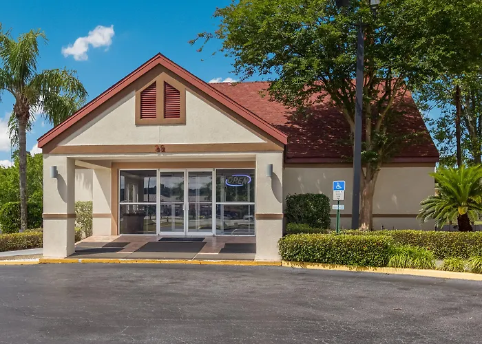 Motel: Red Roof Inn & Suites Brunswick I-95