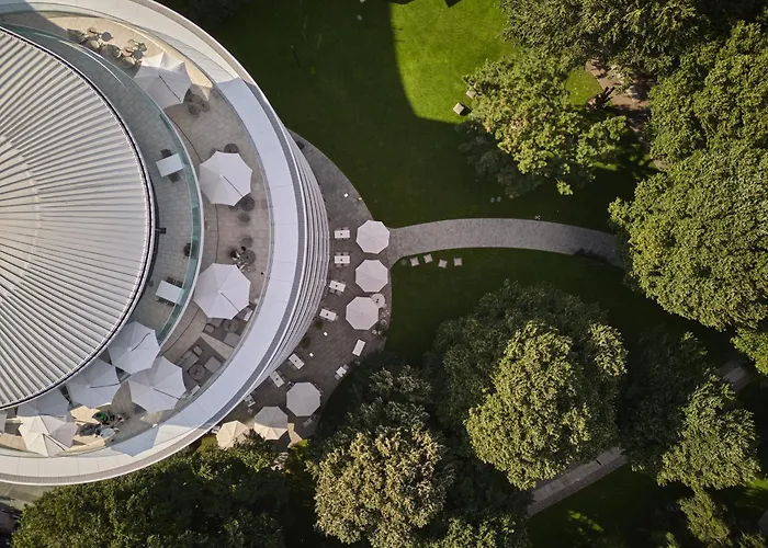 Boutique hotel only: The Fontenay Hamburg