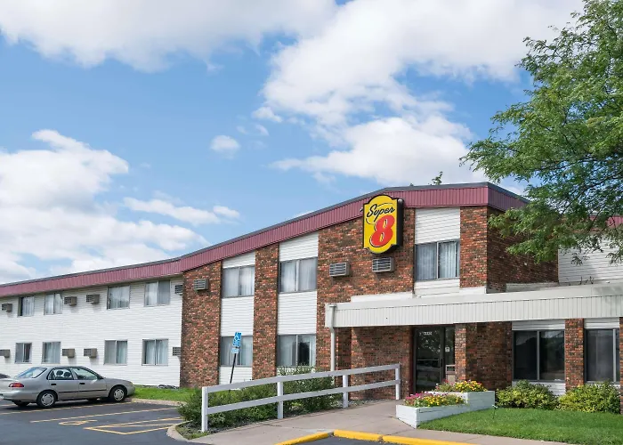 Pet Friendly hotel: Super 8 By Wyndham Brooklyn Center/Mpls