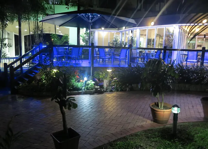 Hotel with pool: Cairns Sheridan Hotel