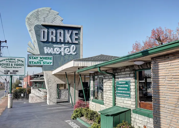 Hotels with pool Drake Inn