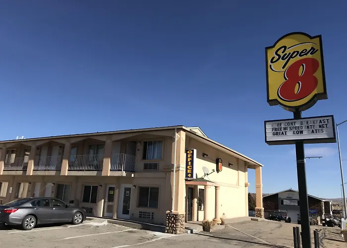 Super 8 By Wyndham Evanston