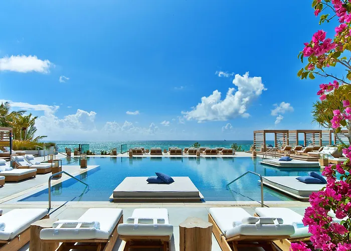 Hotel with pool: 1 Hotel South Beach
