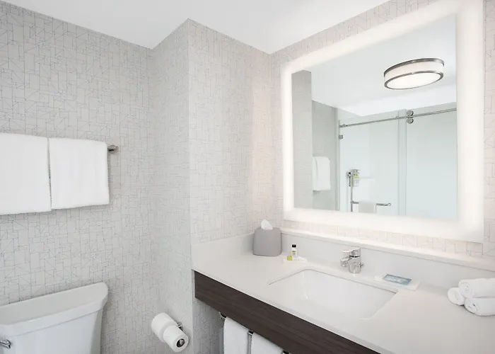 Holiday Inn Express & Suites Ottawa Airport By Ihg