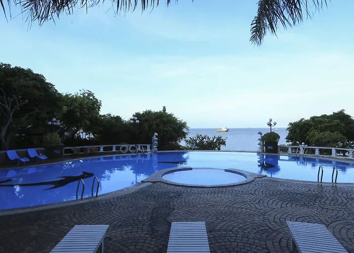 Hotel with view: Beachfront Hotel