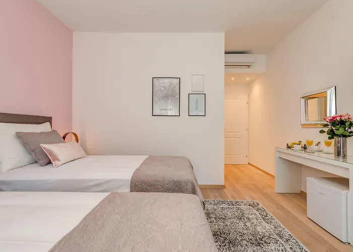 Hotel with Tennis: Capital Apartments And Rooms