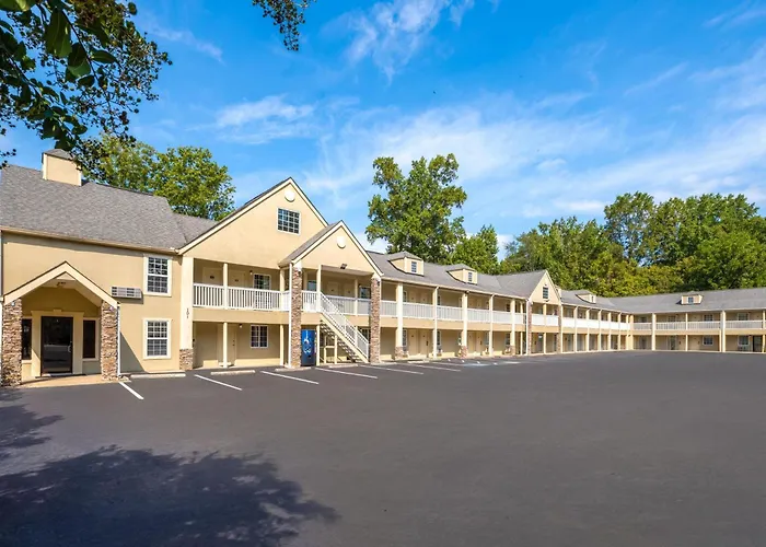 Pet Friendly hotel: Days Inn By Wyndham Canton