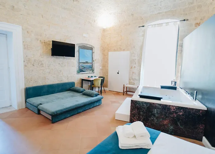 Hotel Jacuzzi: Bue Marino Suites - Exclusive Stay With Castle View