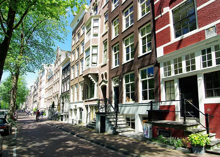 1637: Historic Canal View Suites
