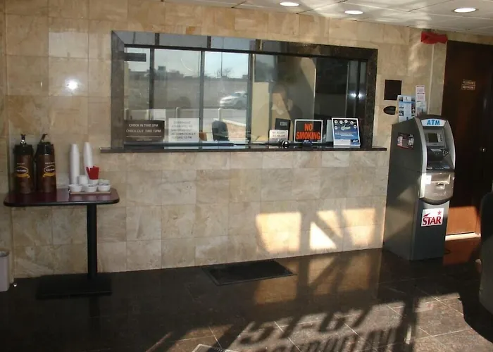 Cheap hotel: Super 8 By Wyndham Jamaica North Conduit