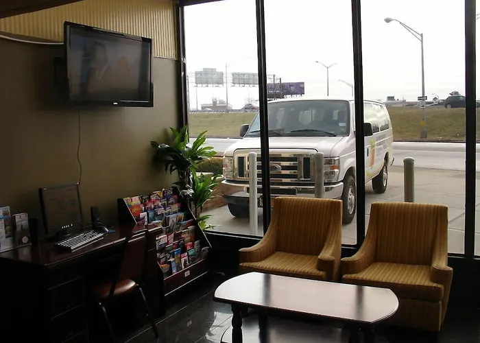 Cheap hotel: Super 8 By Wyndham Jamaica North Conduit