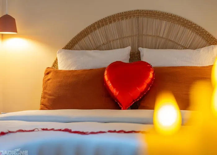 La Cadurcienne Love room jacuzzi&pièce secrète Cahors centre historique
