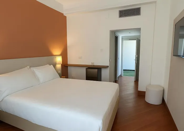 Hotel con piscina: Hotel Delfino Taranto