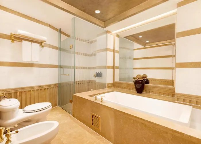 Central hotel: Radisson Blu Hotel Shanghai New World