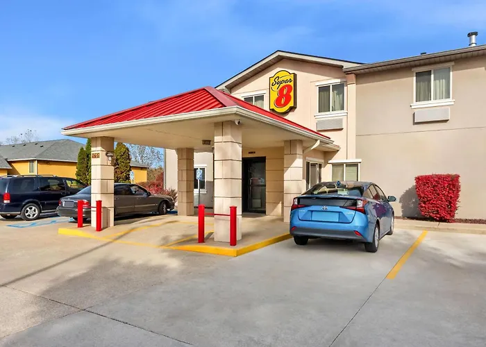 Hotel with pool: Super 8 By Wyndham Bloomington University Area